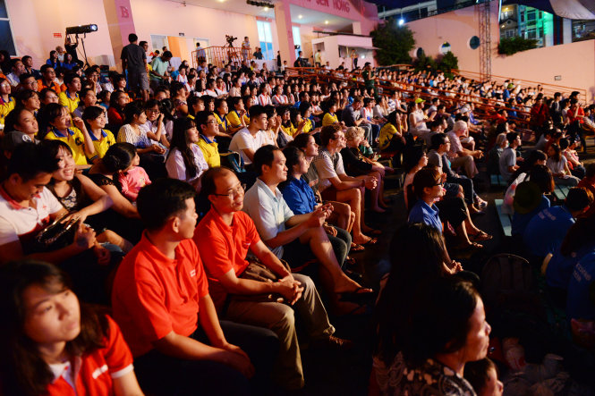 Hàng ngàn gười dân đến xem chương trình Kết nối yêu thương 4 - Ảnh: HỮU KHOA