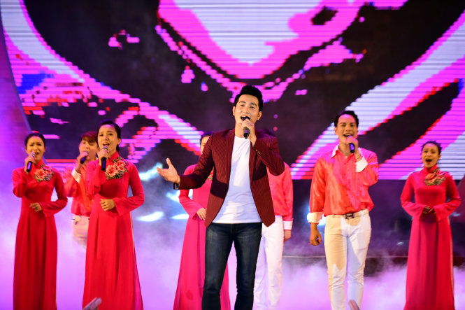 Ca sĩ Nguyễn Phi Hùng góp mặt trong chương trình Kết nối yêu thương - Ảnh: HỮU THUẬN