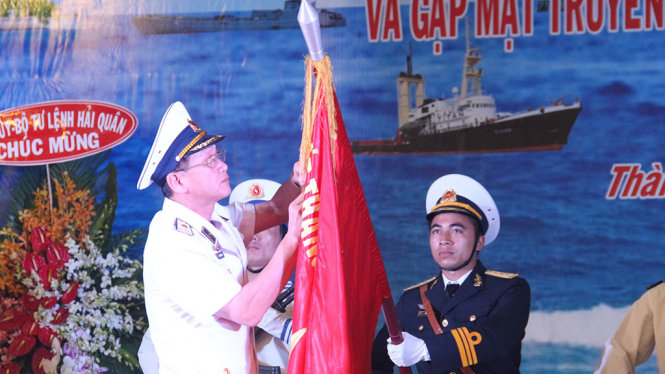 Chuẩn đô đốc Ngô Sỹ Quyết, Phó Tư lệnh Quân chủng Hải quân gắn huân chương lên quân kỳ quyết thắng của Lữ đoàn 125 - Ảnh: MINH PHƯỢNG