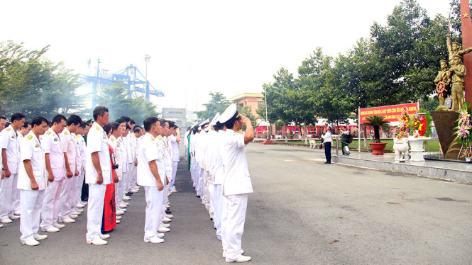 Các đại biểu dâng hương tại tượng đài Đoàn tàu không số anh hùng trước lễ kỷ niệm - Ảnh: MINH PHƯỢNG