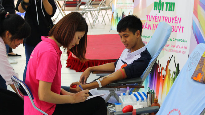 Hoạt động hiến máu tình nguyện tại ngày hội thu hút nhiều bạn trẻ - Ảnh: HÀ THANH