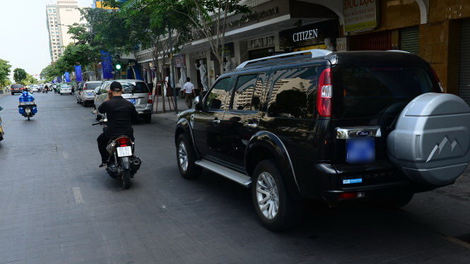 Bộ Tài chính yêu cầu kiểm soát chặt chẽ mua sắm và sử dụng ô tô công. Trong ảnh: xe biển số xanh tại TP.HCM - Ảnh: QUANG ĐỊNH