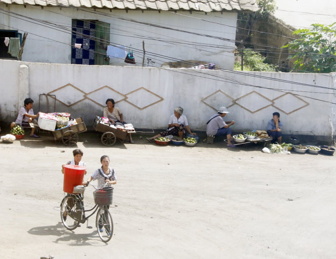 Một khu chợ quê ở tỉnh Bình An Bắc, Triều Tiên - Ảnh: THÁI LỘC