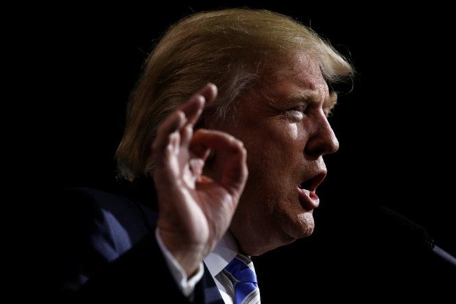 Ông Trump trong buổi vận động tranh cử ngày 22-10 ở Ohio - Ảnh: Reuters