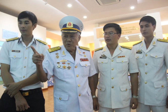Trung tá Hồ Đắc Thạnh - người đang chỉ tay - là cựu thuyền trưởng Ảnh: MINH PHƯỢNG