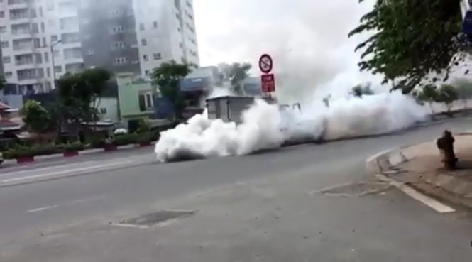 Xe tải bốc khói ngùn ngụt trên đại lộ Phạm Văn Đồng - Ảnh: TRUNG THÀNH