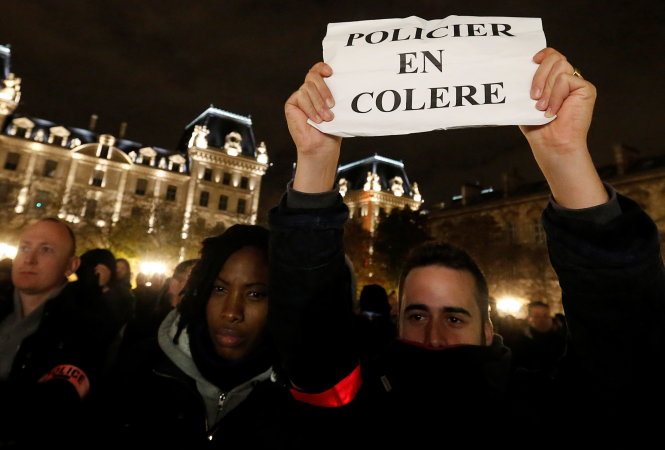 Cảnh sát Pháp biểu tình tối 21-10 trước trụ sở cảnh sát ở thủ đô Paris với tấm bảng ghi “Cảnh sát nổi giận” - Ảnh: Reuters