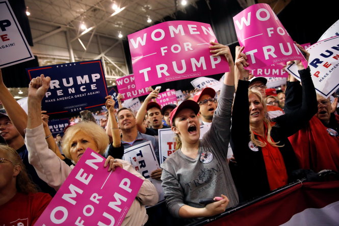 Nhóm nữ cử tri ủng hộ ông Trump trong buổi vận động tại TP Cleveland, bang Ohio tối 22-10 - Ảnh: Reuters