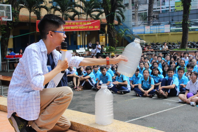 Nguyễn Việt Hải - cựu sinh viên khoa vật lý, thành viên CLB Physics is magic - trình diễn thí nghiệm “Chiếc bình sương khói” - Ảnh: P.NGUYỄN