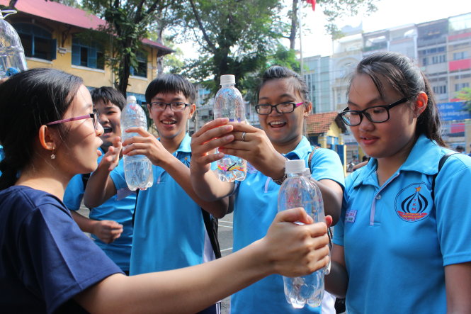 Học sinh Trường THPT Trần Khai Nguyên thích thú tham gia các trò chơi và thí nghiệm - Ảnh: P.NGUYỄN