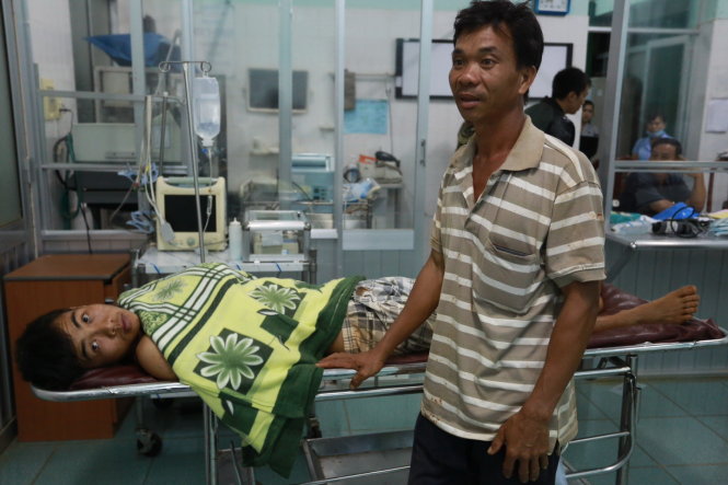 Ông Nguyễn Văn Bon (bảo vệ Công ty Long Sơn) cùng con trai Nguyễn Thanh Hùng bị bắn bị thương, được đưa đến Bệnh viện Đa khoa tỉnh Đắk Nông - Ảnh: Tiến Thanh