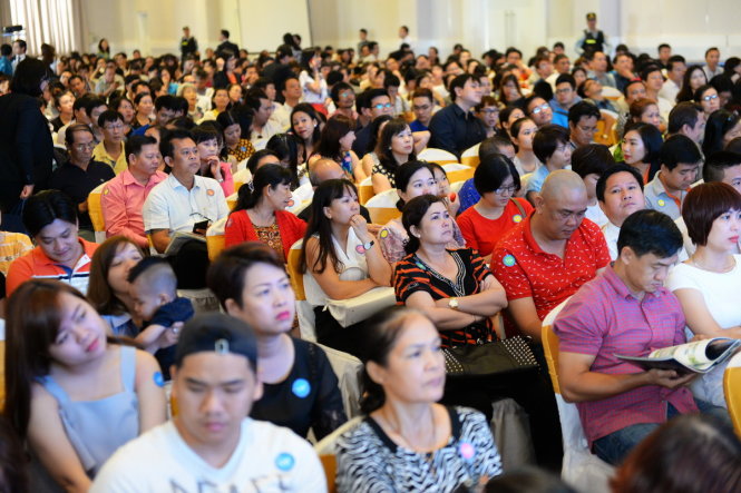 Khách hàng chăm chú nghe tại lễ mở bán dự án Saigon South Residences. Ảnh: HỮU KHOA