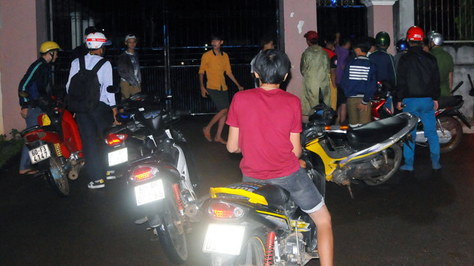 Đông đảo người dân phối hợp cùng lực lượng chức năng truy tìm các đối tượng cai nghiện bỏ trốn vào khu dân cư thuộc xã Bảo Hòa - Ảnh: A Lộc