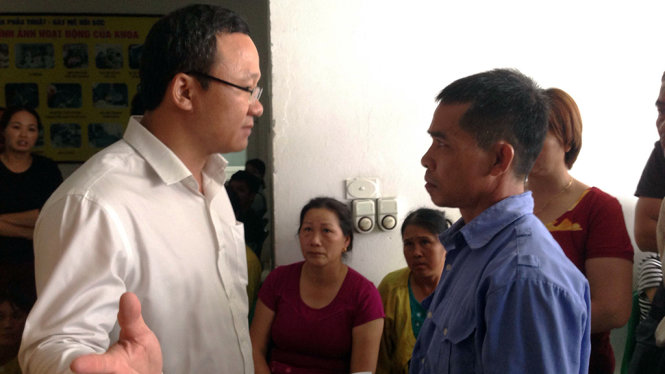 Đồng chí Khuất Việt Hùng chia sẻ và động viên người nhà nạn nhân