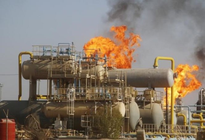 Một giàn khoan dầu mỏ ở Basra, đông nam thủ đô Baghdad, Iraq - Ảnh: Reuters