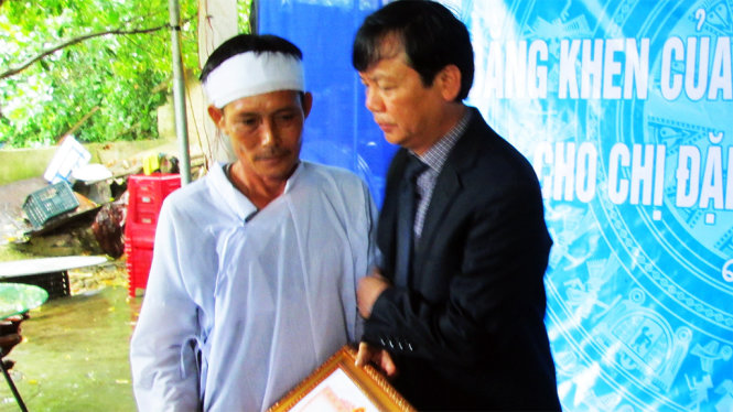 Thứ trưởng Nguyễn Trọng Đàm trao bằng khen của Thủ tướng Chính phủ cho ông Đặng Văn Dũng, ba của chị Đặng Thị Thu Hương