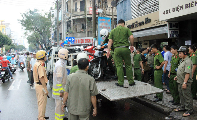 Đưa hành chục xe máy về công an quận - Ảnh: Sơn Bình