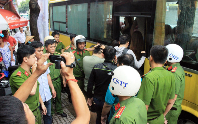 Thuê hai xe khách loại 50 chỗ mới đưa hết nam thanh nữ tú về trụ sở công an quận - Ảnh: Sơn Bình