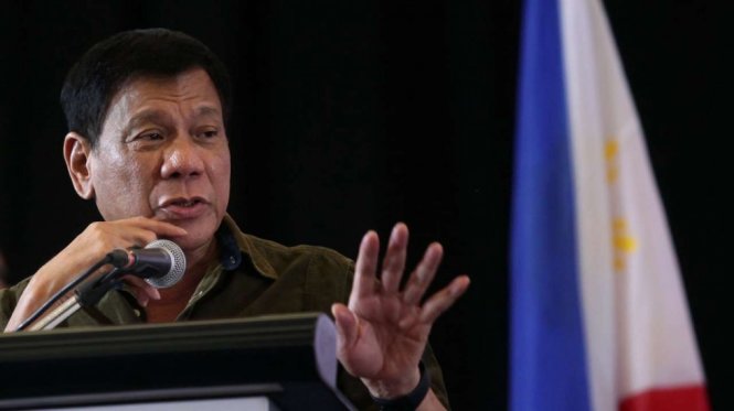 Ngư dân muốn ông Duterte cấp văn bản xác nhận cho họ về quyền được đánh cá ở bãi cạn Scarborough - Ảnh: Reuters