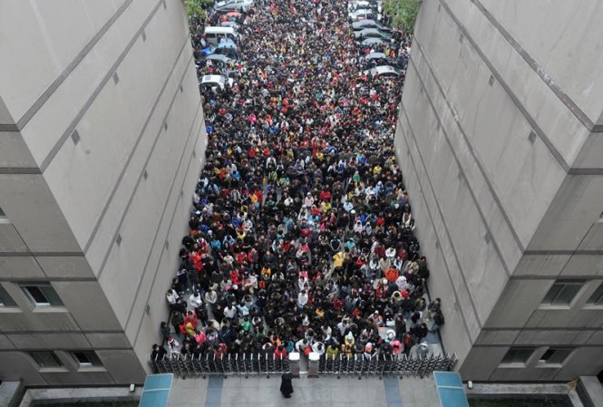 Quang cảnh tại một khu vực tổ chức thi đại học tại Trung Quốc - Ảnh: Reuters