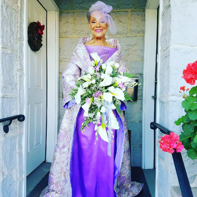 Bức ảnh cô dâu 86 tuổi diện váy cưới tím tự thiết kế gây 