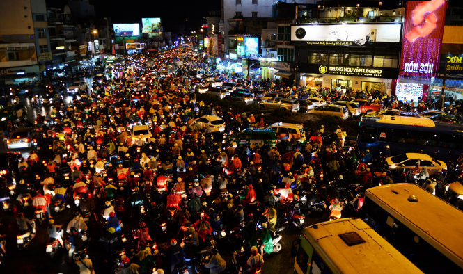 Giao lộ ngã tư Hàng Xanh (TP.HCM) đông kín người di chuyển chiều tối 26-8 - Ảnh: HỮU KHOA