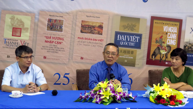 TS Nguyễn Duy Chính (giữa) tại buổi giao lưu với bạn đọc TPHCM. Ảnh: L.Điền