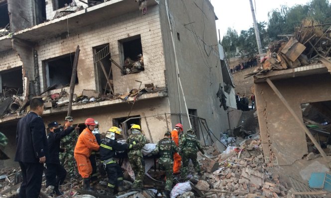 Lực lượng cứu hộ tại hiện trường vụ nổ - Ảnh: Getty Images