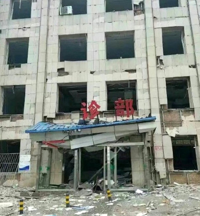 Nhiều tòa nhà bị phá hủy, trong đó có bệnh viện thành phố - Ảnh: Weibo