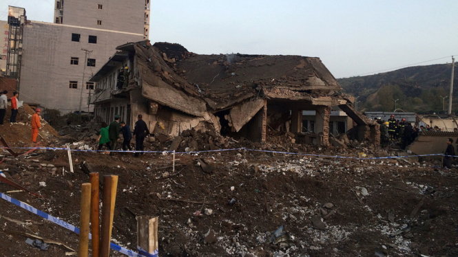 Nhà dân bị sập sau vụ nổ - Ảnh: China Daily
