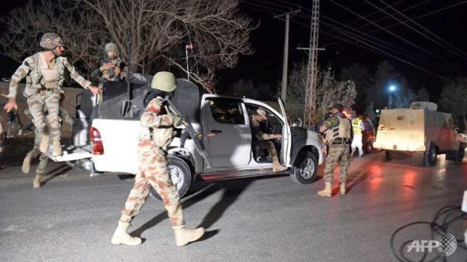 Binh lính Pakistan được điều động đến Cao đẳng Cảnh sát Balochistan - Ảnh: AFP