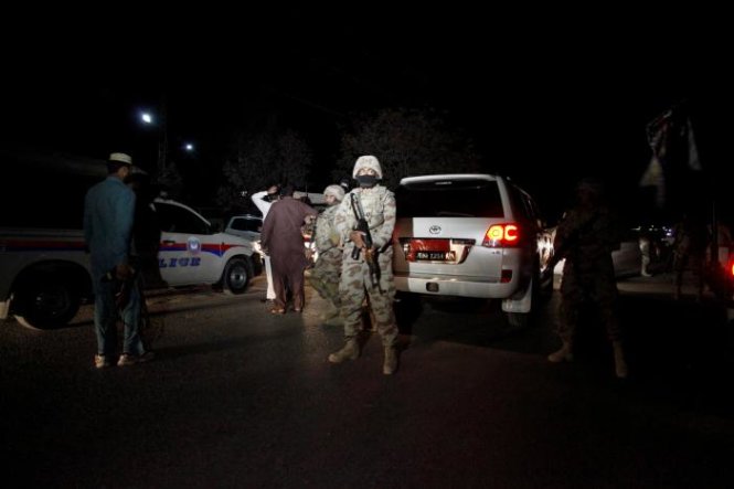 Quân đội đứng canh gác bên ngoài hiện trường vụ tấn công ở Balochistan - Ảnh: Reuters