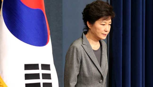 Bà Park Geun-Hye xin lỗi công luận sau khi các tài liệu chính thức cho biết mối quan hệ thân thiết của bà với một nghi phạm tham nhũng bị tiết lộ - Ảnh: AFP