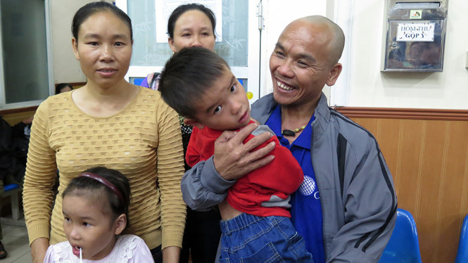 Thuyền viên Nguyễn Văn Xuân bế con trai sau 4 năm, 8 tháng gặp lại - Ảnh: QUANG THẾ