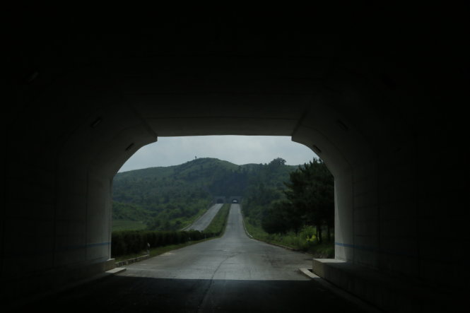 Hầm nối tiếp hầm ở tuyến đường từ Bình Nhưỡng đến Khai Thành, đoạn thuộc tỉnh Hoàng Hải Bắc Đạo, Triều Tiên - Ảnh: THÁI LỘC