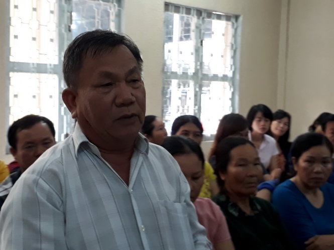 Ngư dân Nguyễn Văn Thông trình bày quan điểm mình và của 32 hộ dân khác yêu cầu 12 DN còn lại bồi thường 76% số tiền thiệt hại - Ảnh: Đông Hà