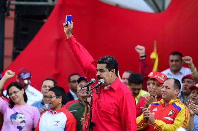 Tổng thống Venezuela, ông Nicolas Maduro, phát biểu trước những người ủng hộ ông tại Caracas - Ảnh: AFP