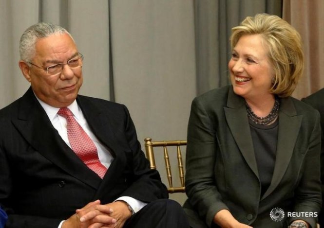 Cựu ngoại trưởng Mỹ Colin Powell (trái) và bà Hillary Clinton (phải) - Ảnh: Reuters