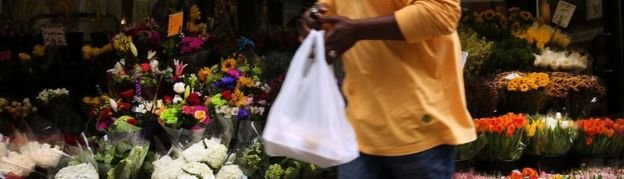 Cử tri California sẽ bỏ phiếu về vấn đề túi nhựa - Ảnh: AFP