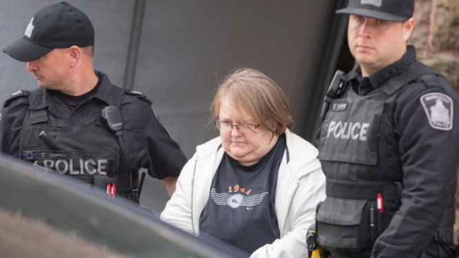 Cảnh sát đưa bà Wettlaufer rời tòa ngày 25-10 - Ảnh: AFP