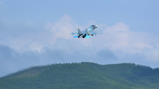 Máy bay tiêm kích Su-27 cất cánh thực hiện bài bay vòng kín trong ban bay mẫu - Ảnh: DUY THANH