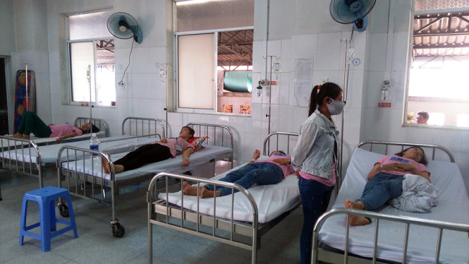 Các công nhân đang điều trị tại bệnh viện đa khoa Minh Thiện - Ảnh: LÊ TRUNG
