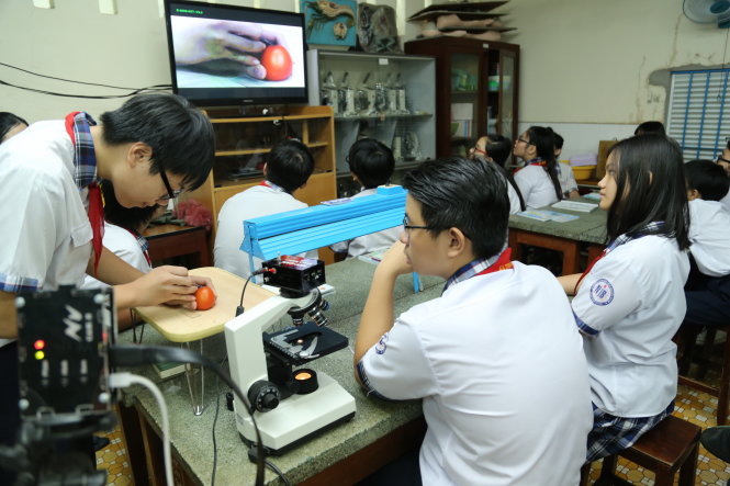 Một tiết thực hành môn sinh trên bộ thiết bị NHV-CAM của học sinh lớp 9/11 Trường THCS Nguyễn Văn Bé (Q.Bình Thạnh, TP.HCM) - Ảnh: NHƯ HÙNG