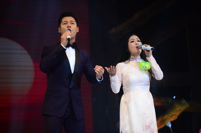 Kim Lan song ca cùng ca sĩ khách mời Đức Tuấn ca khúc Xin mặt trời ngủ yên - Ảnh: Quang Định