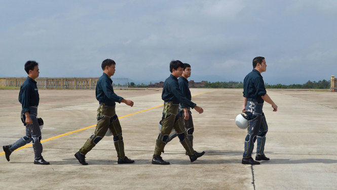 Các phi công ra sân đỗ để tiếp nhận máy bay, chuẩn bị cất cánh thực hiện ban bay mẫu - Ảnh: DUY THANH