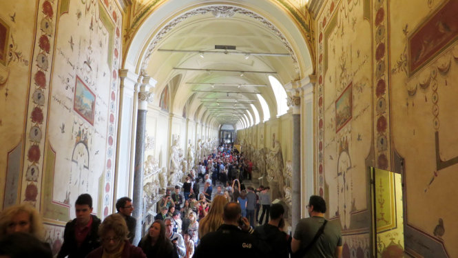Du khách như lạc lối trong Vatican - Ảnh: Kim Ngân
