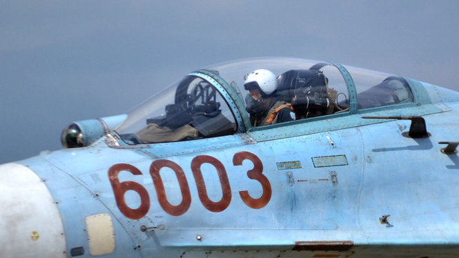 Phi công trên buồng lái chiếc Su-27 - Ảnh: DUY THANH