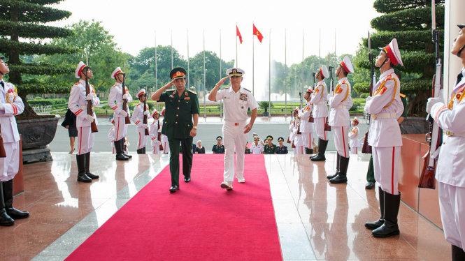 Trung tướng Phan Văn Giang, Tổng Tham mưu trưởng Quân đội Nhân dân Việt Nam, Thứ trưởng Bộ Quốc phòng (trái), và Đô đốc Harry B. Harris, Jr., Tư lệnh Bộ Tư lệnh Thái Bình Dương Hoa Kỳ, trong cuộc gặp tại Bộ Quốc phòng Việt Nam ngày 26-10 - Ảnh: ĐSQ Hoa Kỳ cung cấp