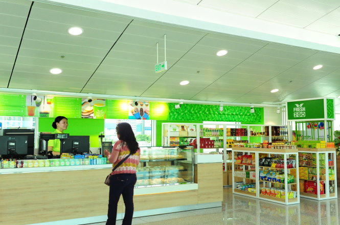 Hành khách mua sắm tại khu cửa hàng tiện lợi mới mở tại nhà ga mở rộng ở sân bay Tân Sơn Nhất - Ảnh: Đ.GIANG
