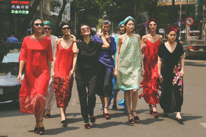 Nhà thiết kế Li Lam (giữa) và dàn người mẫu trên phố đi bộ Nguyễn Huệ tại Tuần lễ nhà thiết kế thời trang Việt mùa 2, tháng 5-2016 - Ảnh: BTC